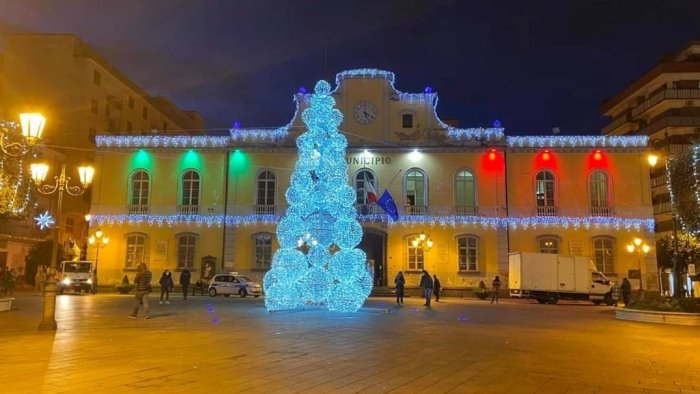 un albero di natale in ogni quartiere di nocera inferiore