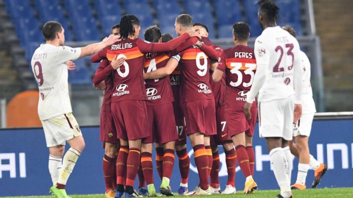 la roma vince 3 1 notte fonda per il torino