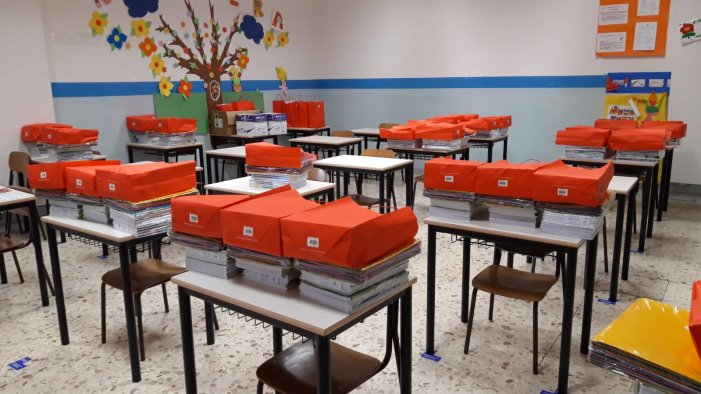 un corredo scolastico completo donato a 45 bambini