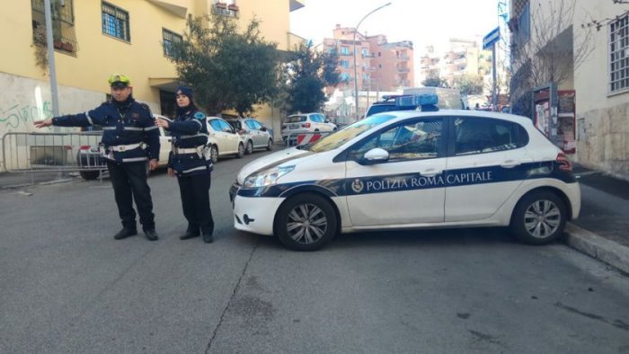 roma aggredivano giovani e anziani ai bancomat fermate 2 rom