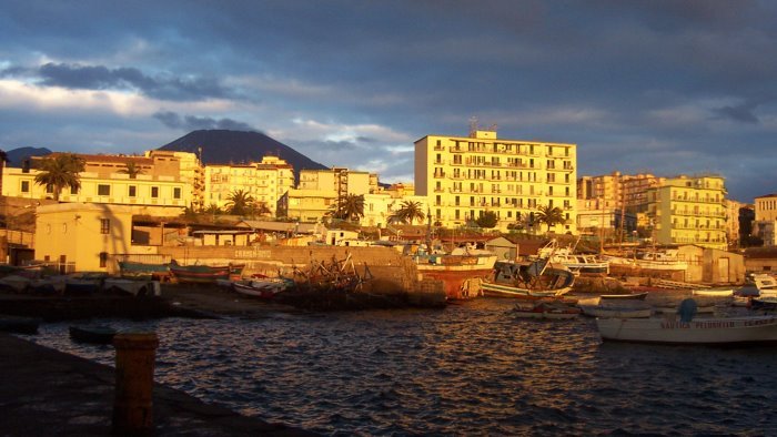 torre del greco negozi a luci spente per le vittime del covid