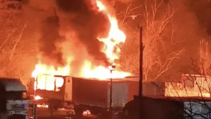 incendio a roccapiemonte il sindaco tenete chiuse le finestre