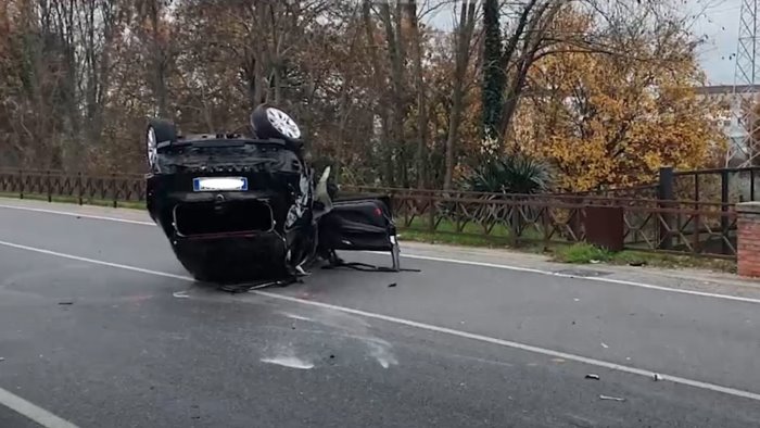 scontro tra due auto a polla una si ribalta