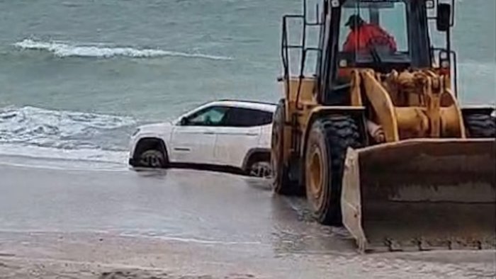 salerno auto in avaria in mare