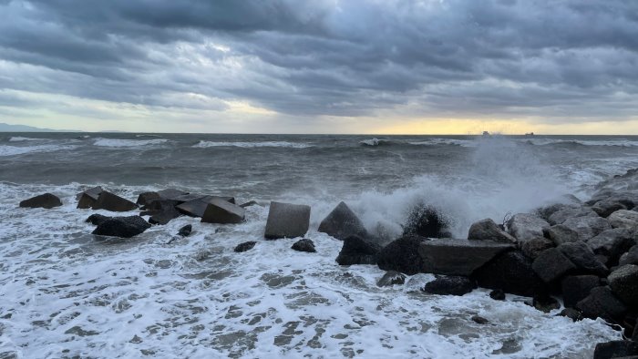 video mareggiata a salerno onde altissime