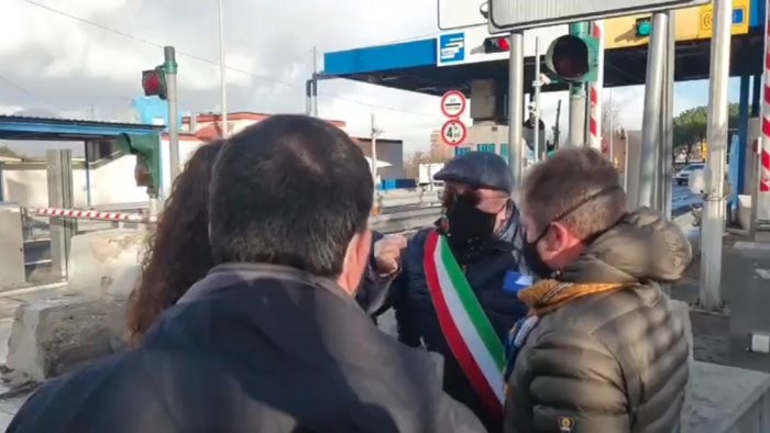 sindaco in protesta no a chiusura casello angri nord