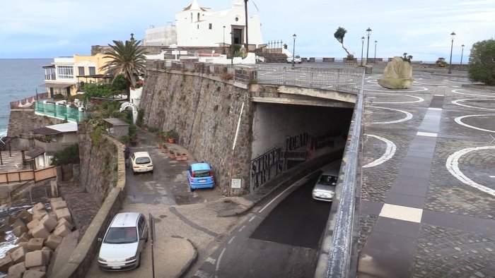 a forio piove all interno del tunnel del soccorso