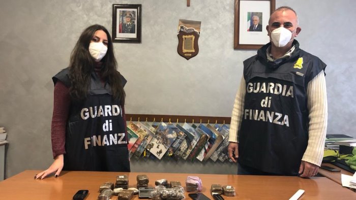 un chilo e mezzo di hashish nel bagagliaio arrestato 27enne