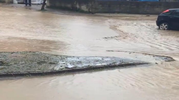 maltempo a sapri le vie sono fiumi in piena restate a casa