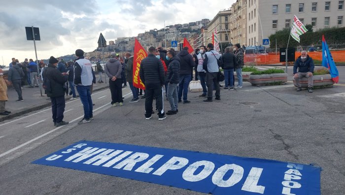 i lavoratori whirlpool in presidio davanti al consolato usa