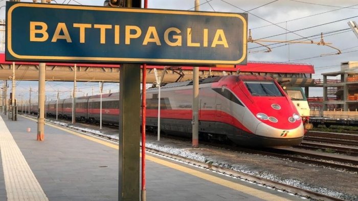 frecciarossa da torino e milano fermeranno anche a battipaglia