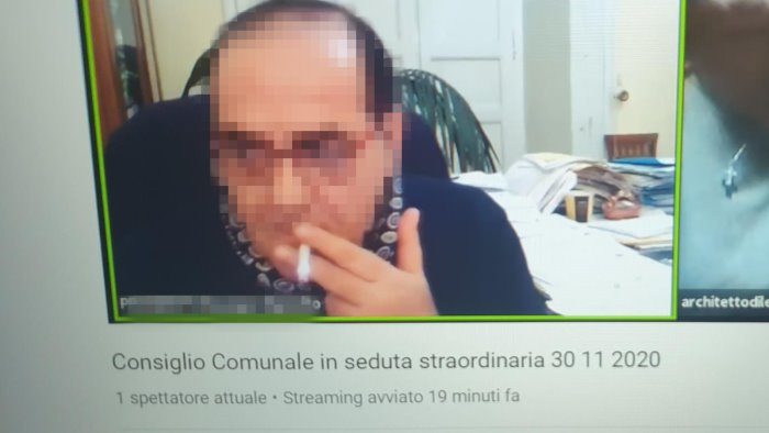 fuma negli uffici comunali durante il consiglio la denuncia