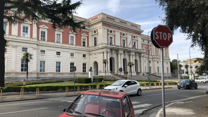 infermieri l ospedale cardarelli e un far west