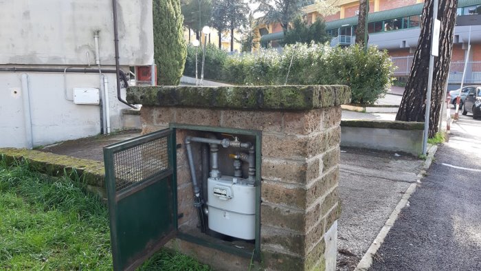 contatore del gas incustodito e alla portata dei bambini