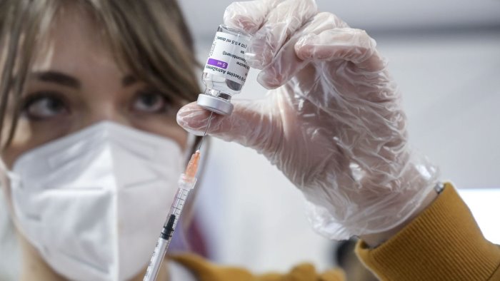 nocera vaccinazioni al palasport si inizia con il personale scolastico