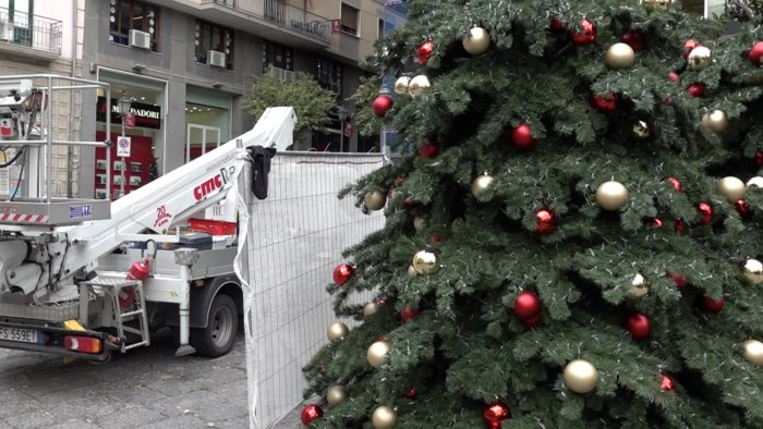 salerno accede le luci d artista ma spegne il capodanno in piazza