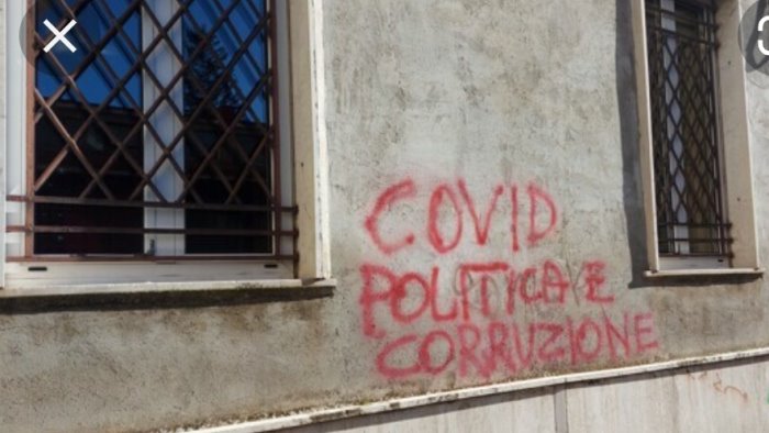 scritte no vax ad avellino ripulita la facciata del rosario