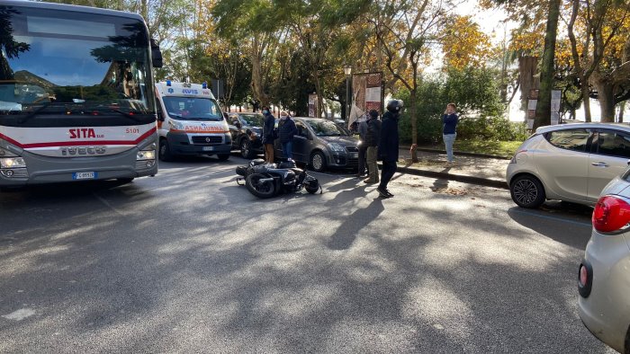 scontro auto scooter paura e traffico in tilt a salerno