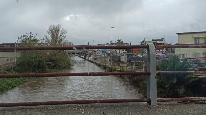 le piogge continue fanno esondare il canale e le strade si trasformano in fiumi