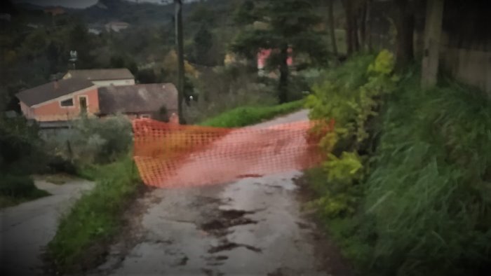 pioggia incessante e frane nelle aree interne chiusa gia una strada ad ariano