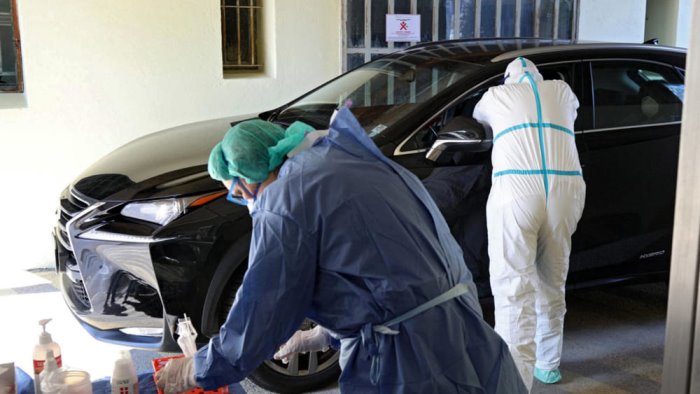 vaccini in auto si parte a pianodardine domani via alle prenotazioni