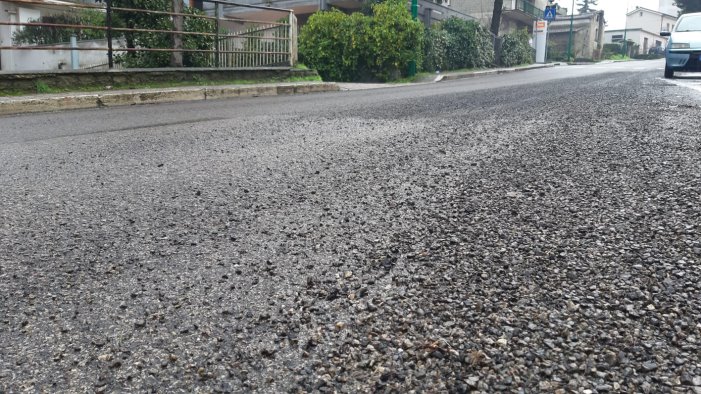 ariano asfalto gia sbriciolato in via giacomo matteotti sei mesi dopo i lavori