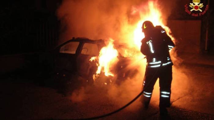 auto in fiamme nella notte a bonea