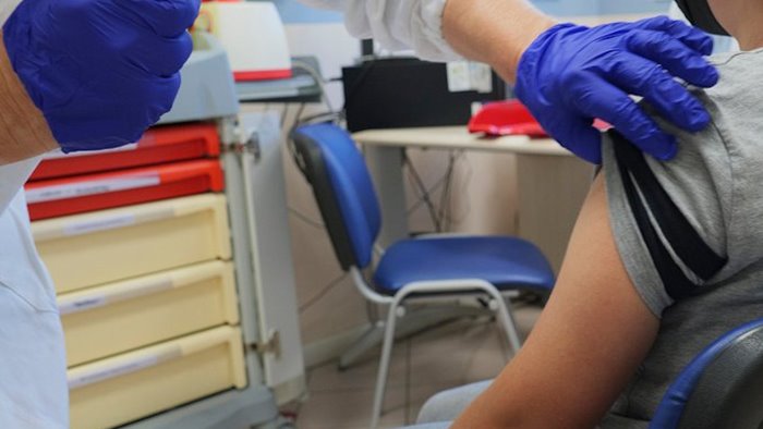 corsa ai vaccini 14300 dosi in 7 giorni bambini solo 465 prenotati