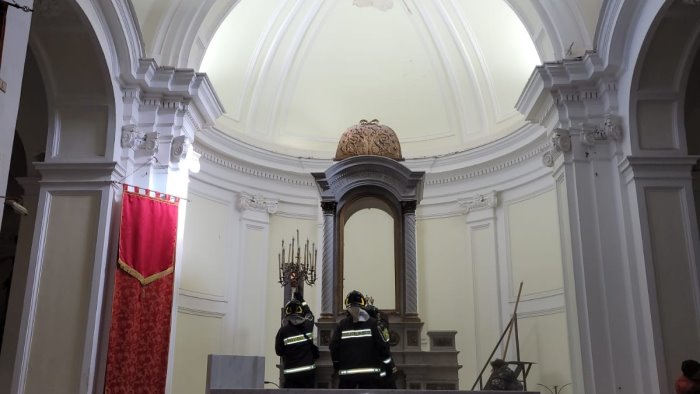 crolla soffitto della chiesa salvi la statua di santo stefano e il presepe