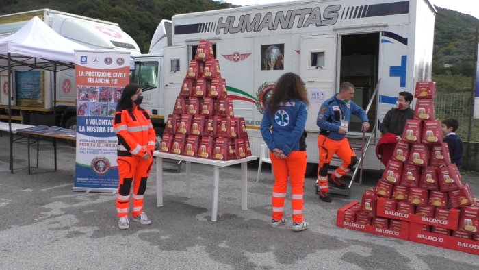 pranzo di solidarieta a salerno mille pacchi per senza tetto e bisognosi