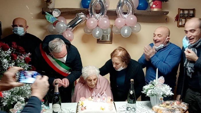 ha superato guerre e tre pandemie la grande forza di nonna roccia