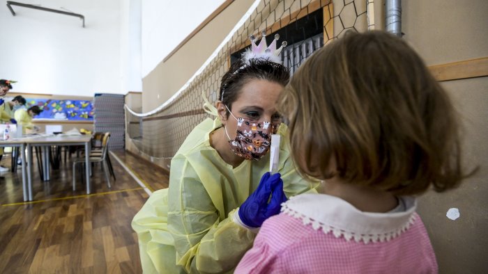 covid irpinia avanza il virus nelle scuole tutto pronto per il v day bimbi