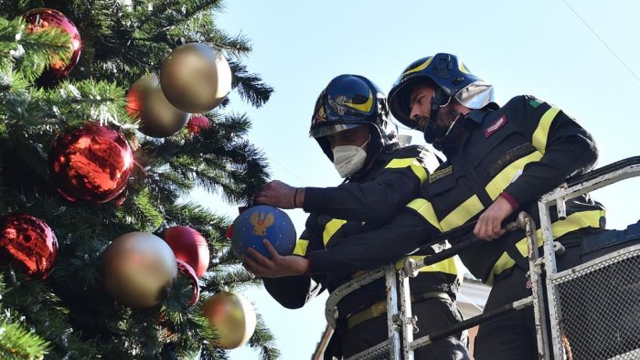 l albero di piazza portanova si arricchisce di una decorazione della polizia