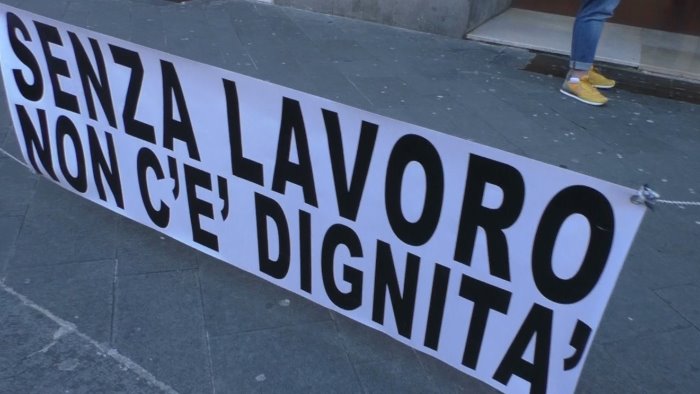 lavoratori coop riesplode la protesta a salerno ancora in attesa del bando