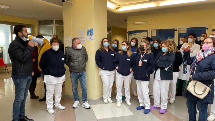 salerno prorogati i contratti in scadenza all ospedale ruggi