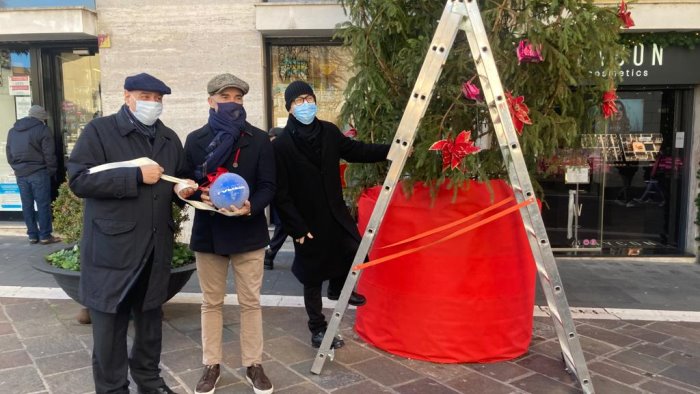 gli auguri della polizia di stato con sfera di natale posizionata lungo il corso