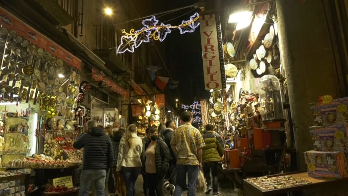 napoli ecco l ordinanza anti assembramento 31 strade a rischio chiusura