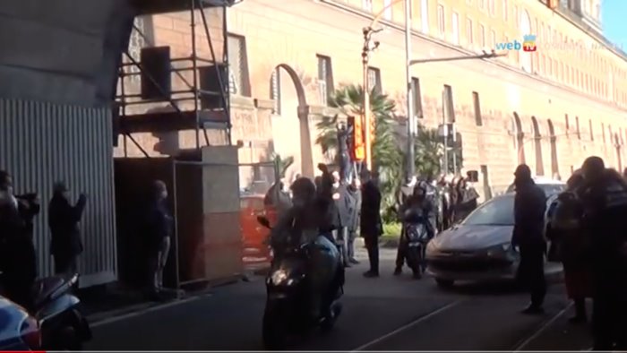 riaperta galleria vittoria urla di gioia da auto e motorini