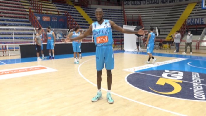 napoli basket testa a cremona con mcduffie dall alto impatto