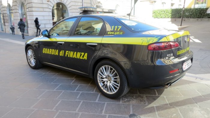 droga addosso e in casa in liberta il 28enne arrestato dalla guardia di finanza