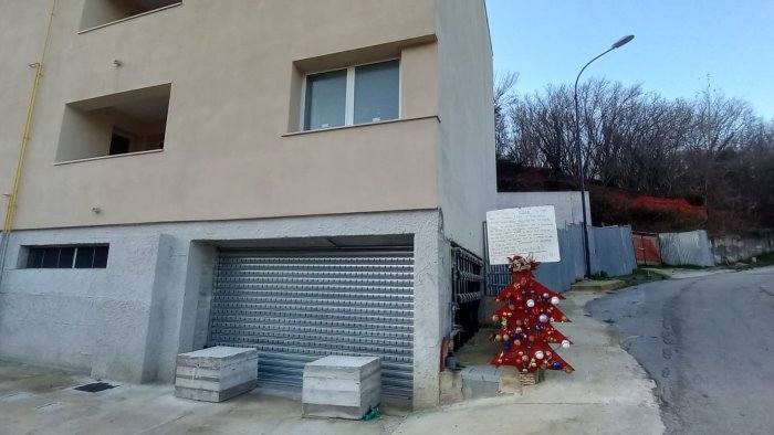 via tedesco spunta l albero della protesta ancora un natale senza le nuove case