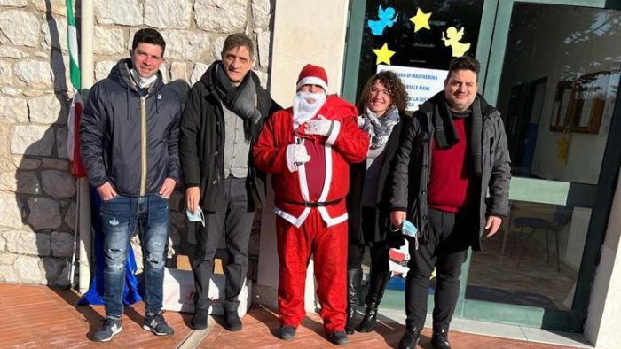 fragneto l abate babbo natale a scuola per consegnare doni ai bimbi