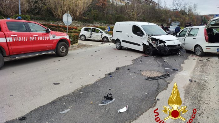 incidente a flumeri auto contro furgone tre feriti in ospedale