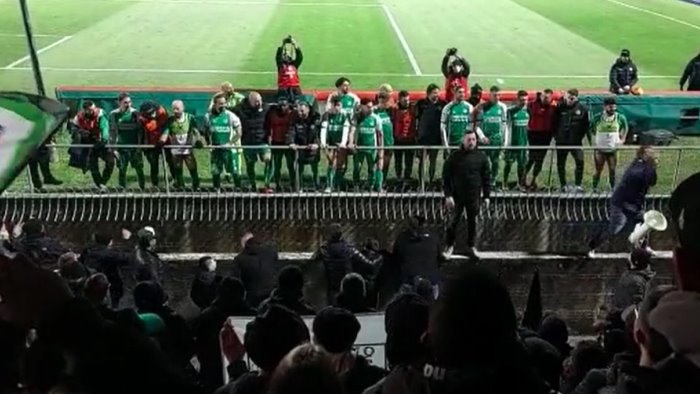 l avellino cala il tris a campobasso e fa festa con i suoi tifosi il video