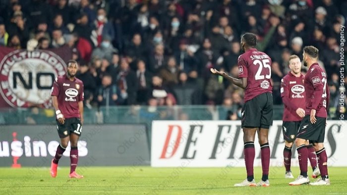 salernitana colpaccio spezia a napoli ora la salvezza sul campo e a 8