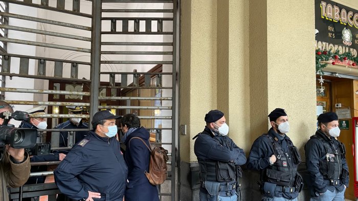 salerno tensione davanti al comune polizia blocca accesso agli ex cooperative