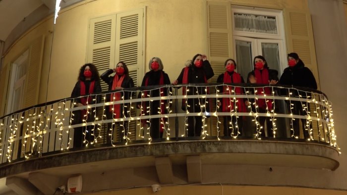 solidarieta speranza e luci a salerno si torna a cantare sui balconi