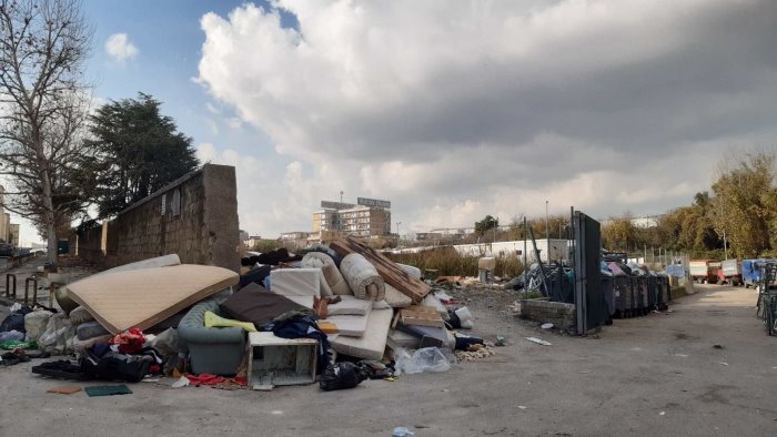 una discarica a cielo aperto vicino al nuovo cimitero di napoli