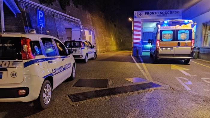 auto sbanda e finisce contro un guard rail paura ma nessuna conseguenza grave