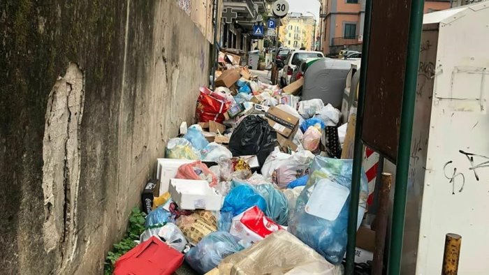 napoli piena di rifiuti nelle festivita natalizie una cartolina bruttissima